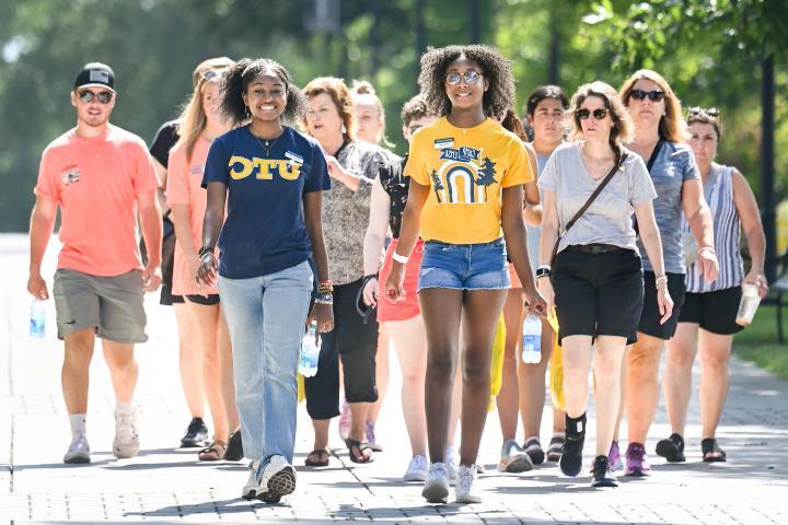 A campus tour group being led by 一个学生 leader