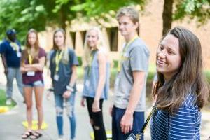 学生 st和ing in line at orientation